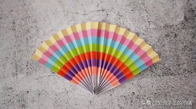 ​折扇子最简单方法（夏日炎炎，教你折一把彩虹扇子，简单好看纳凉必备）