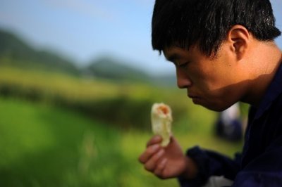 ​吃饭噎着怎么办如何急救（吃东西噎住 小编教你一分钟学会急救办法）