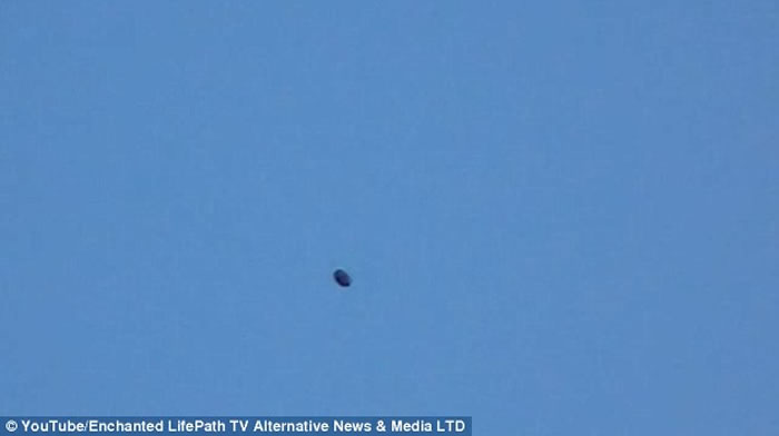 英国利物浦上空现疑似UFO，半空悬浮似气球