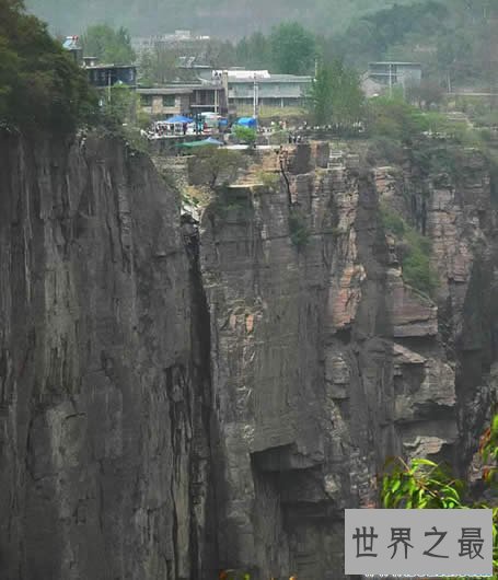 世界上最危险的村庄，郭亮村(全村挂在垂直悬崖上)