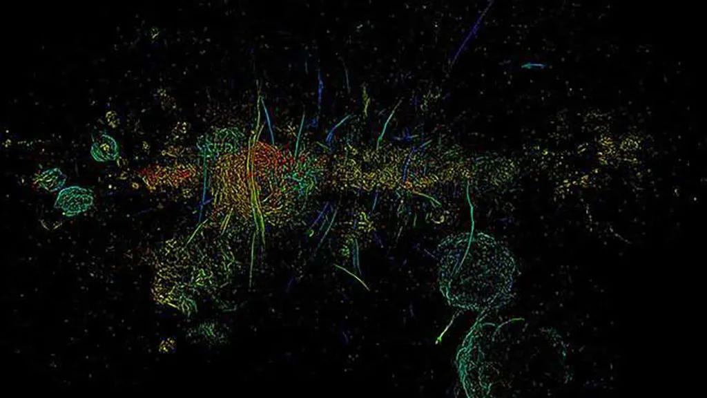 如琴弦般等距分布：银河系中心方向发现近千条诡异的细线