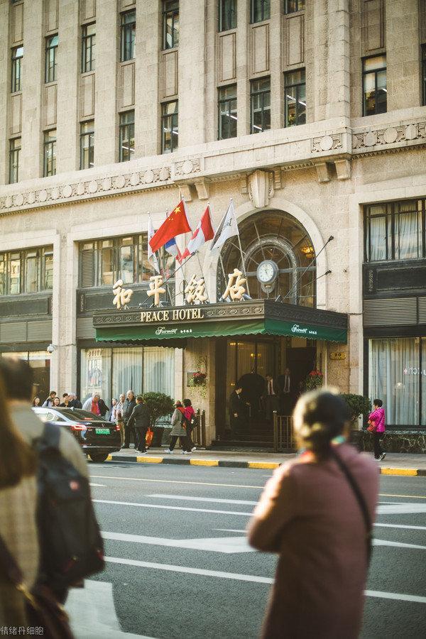 十里洋场一朝梦，百年风情永世传。发生在上海滩和平饭店里的故事