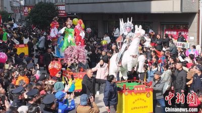 ​湖南汨罗：抬阁巡游演“故事”  千年传承乐未央