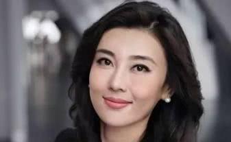 她是央视最美主持人，婚后生活很是幸福，如今40岁依然很美