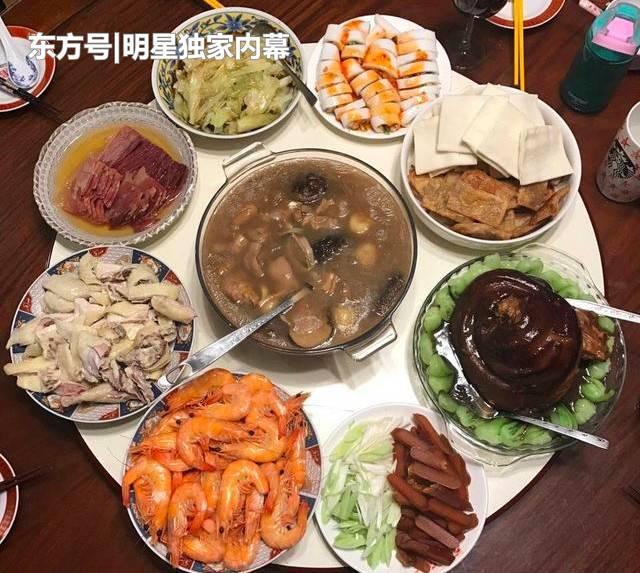 盘点明星们全家年夜饭合影照，这么多佳肴，你最喜欢谁家的！