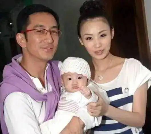 她22岁嫁个可以当爹的男星，7年败光家产，千万“卖”孩子抚养权