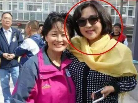 李连杰与前妻黄秋燕3年前罕见同框照，前妻气质不输现任