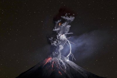 ​科利马火山（Volcán de Colima）摄影人：Sergio Tapiro