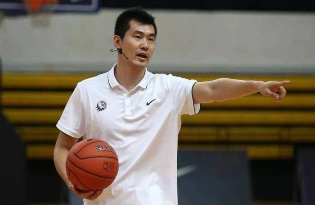 中国男篮史上的“一球成名”，现坐拥美娇妻，成功转型到NBA