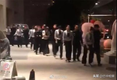 ​郑州一高级会所今晨被警方查处！涉案人员装了6辆大巴车