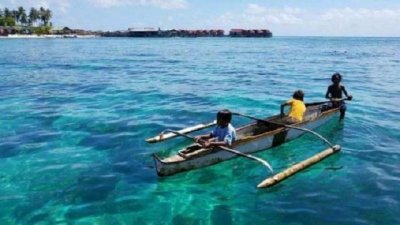 ​印尼地区的“海人”：巴瑶族在幼年就刺破耳膜，一柄长矛猎鱼为生